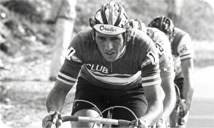Ciclistas colombianos de los años setenta en plena carrera