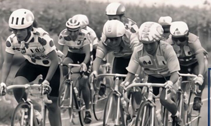 Pelotón de ciclistas aficionados en una carrera de los años ochenta