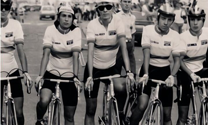 Equipo de ciclistas en la línea de salida