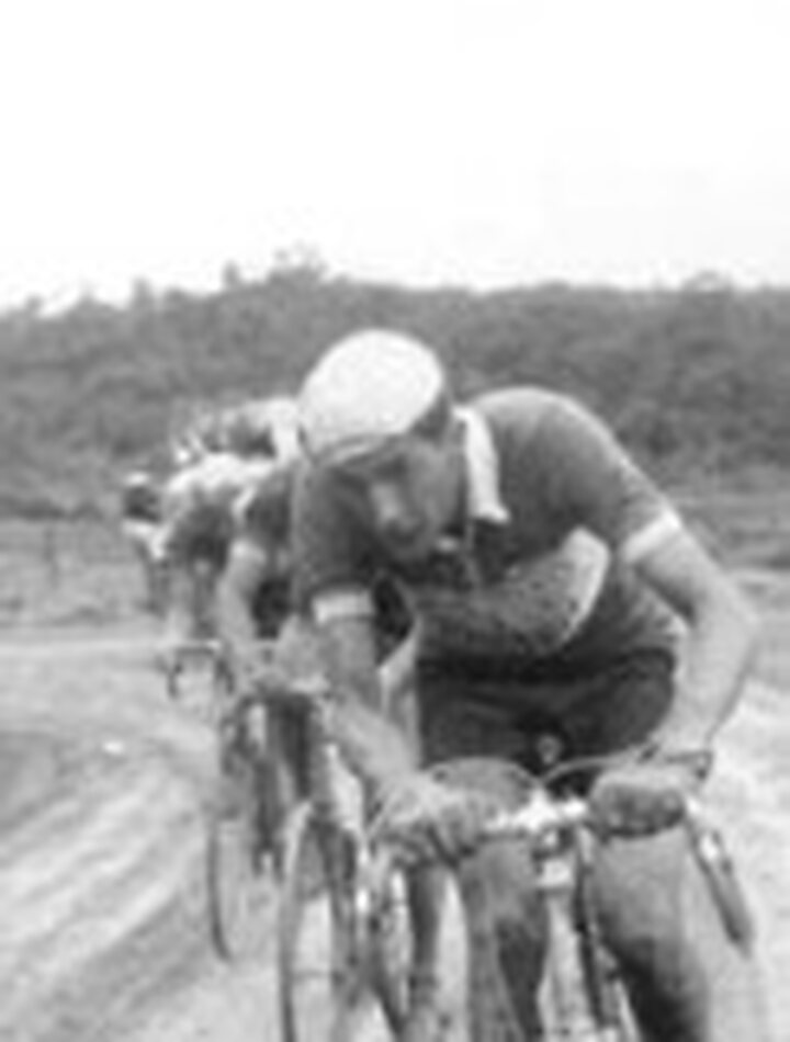 Ciclista en un ascenso de montaña