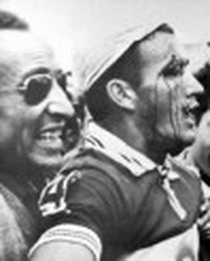 Ciclista celebrando tras una carrera
