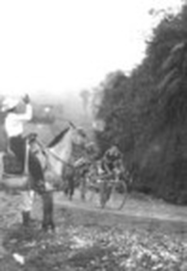 Ciclistas en una carretera destapada de la Vuelta a Colombia