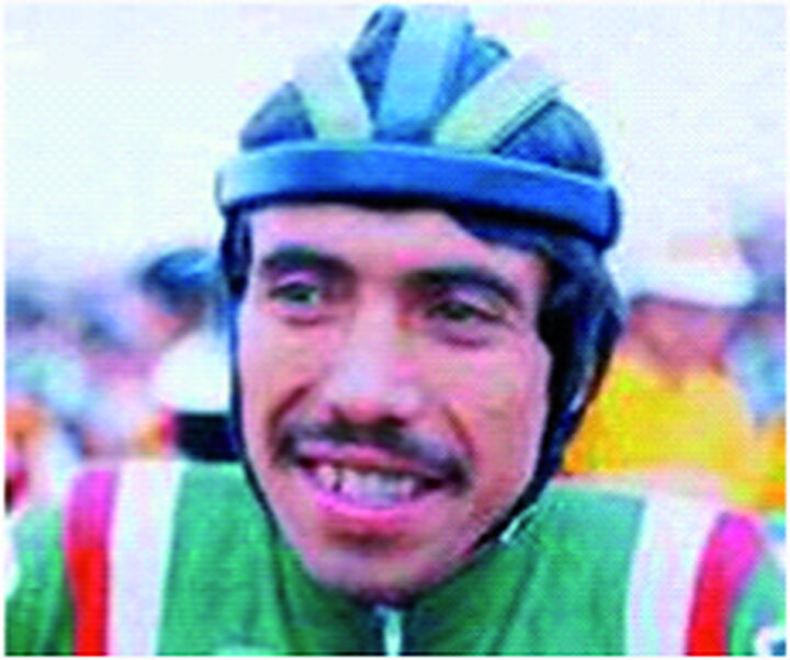 Ciclista colombiano sonriente con casco