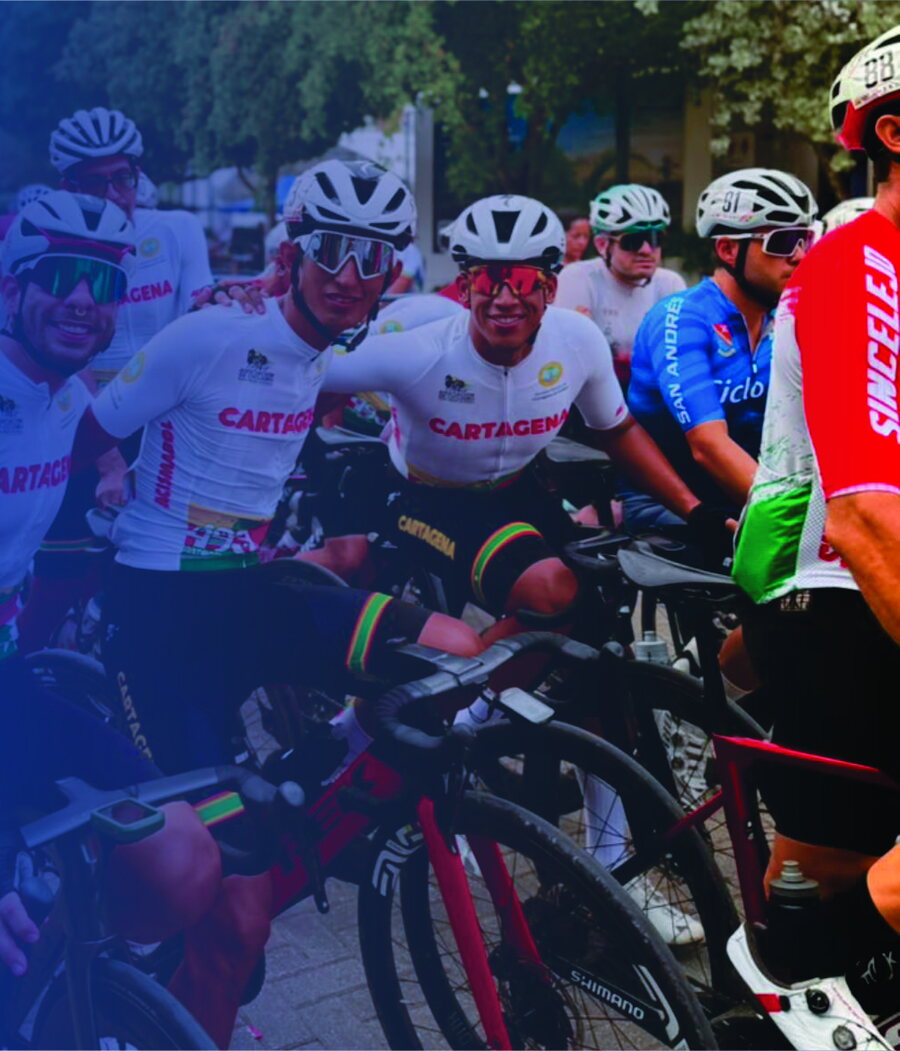 Ciclistas máster de Colombia en la salida de una competencia
